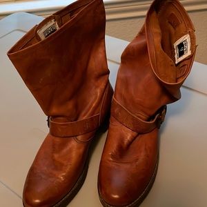 Beautiful Frye Boots GUC. These boots are a staple ! Love the color!